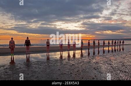 Portobello, Edimburgo, Scozia, Regno Unito. 20 Marzo 2020. Temperatura dell'alba 0 gradi centigradi come la WanderWoman Scozia riflettere sulla distanza sociale. Foto Stock