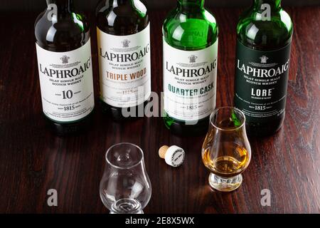 Trondheim, Norvegia - mai 18 2020: Laphroaig whisky di scotch al malto singolo 10 anni, barile quarto, minerale, bottiglia di legno triplo Foto Stock