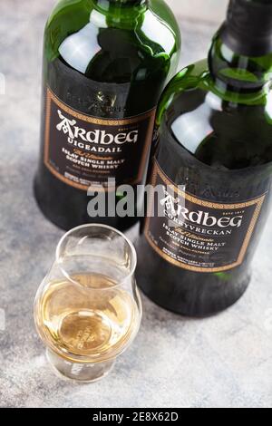 Trondheim, Norvegia - Maggio 20 2020: Ardbeg Corryvreckan e Uigeadail singolo scotch whisky bottiglia e vetro di malto Foto Stock