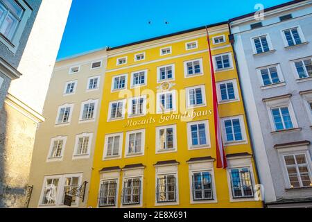 SALISBURGO, AUSTRIA - 25 LUGLIO 2017: Il luogo di nascita di Wolfgang Amadeus Mozart a Salisburgo in una splendida giornata estiva, in Austria Foto Stock