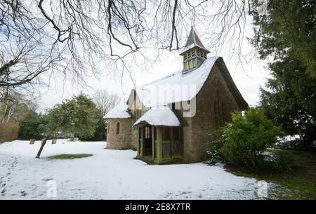 St George’s Chapel, che ha un tetto di paglia, a langham, Langham Lane seguendo la neve alla periferia di Gillingham, North Dorset England UK GB Foto Stock