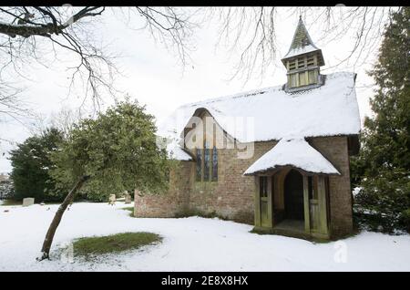 St George’s Chapel, che ha un tetto di paglia, a langham, Langham Lane seguendo la neve alla periferia di Gillingham, North Dorset England UK GB Foto Stock