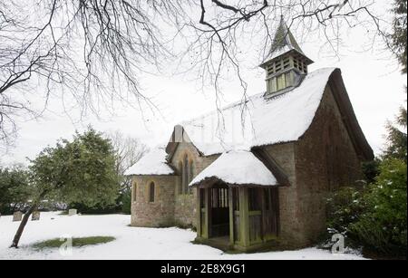 St George’s Chapel, che ha un tetto di paglia, a langham, Langham Lane seguendo la neve alla periferia di Gillingham, North Dorset England UK GB Foto Stock