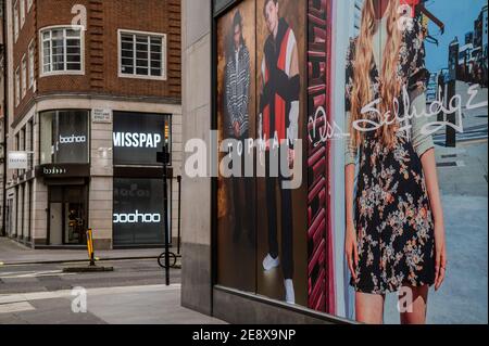 Londra, Regno Unito. 1 febbraio 2021. Boohoo, che ha uffici accanto, sembra aver perso la guerra d'offerta - il marchio Top Shop sembra essere stato venduto ad Asos, il che significa la chiusura dei suoi negozi, tra cui il Flagship Oxford Street One (ora recintato fuori qui), e la ridondanza per tutto il personale. Molte unità al dettaglio si sono chiuse dall'inizio della pandemia. Tempi difficili per la strada principale durante il Lockdown 3 nazionale, in quanto l'istruzione del governo è per tutti a rimanere a casa. Credit: Guy Bell/Alamy Live News Foto Stock