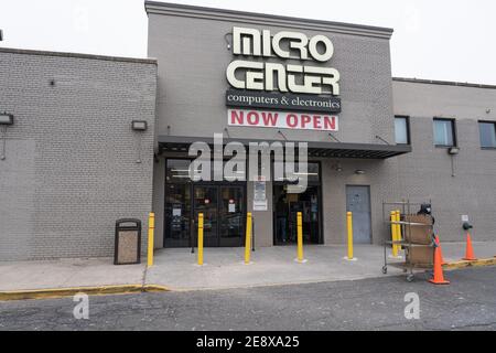 NEW YORK, NY – 31 GENNAIO: Un negozio Micro Center visto a Flushing, Queens il 31 gennaio 2021 a New York City. Foto Stock