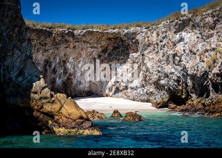 Questa gemma nascosta si chiama 'UNA spiaggia per due' sulle Isole Marietas al largo della costa pacifica di Nayarit, Messico. Foto Stock