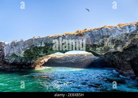 Archway verso una baia nascosta delle Isole Marietas al largo della costa pacifica di Nayarit, Messico. Foto Stock