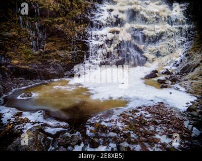 Formazione di ghiaccio sotto le cascate di Dhiavach vicino Drumnadrochit nelle Highlands scozzesi. Foto Stock