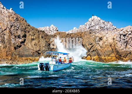 Un tour in barca gira intorno alle Isole Marietas al largo della costa pacifica di Nayarit, Messico. Foto Stock