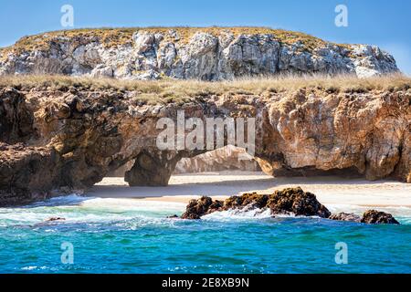 Archi sulla spiaggia di Nopalera delle Isole Marietas al largo della costa pacifica di Nayarit, Messico. Foto Stock