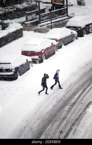 New York City, New York, Stati Uniti. 01 Feb 2021. I pedoni navigano in condizioni scivolose mentre la neve cade sulla sezione Chelsea di Manhattan come una grande tempesta di neve ha oscuro oggi l'area di New York City. Si prevede che la città potrebbe ottenere fino a due piedi di neve prima che la tempesta si sottomette Credit: Adam Stoltman / Alamy Live News Foto Stock