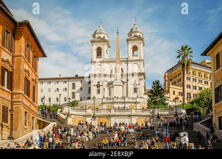 Piazza di Spagna e la chiesa di Trinita dei Monti, Roma, Italia Foto Stock