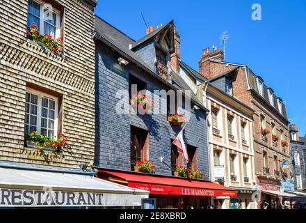 Vista generale della facciata e tenda del Les Marmottes Creperie e ristorante nella città di Honfleur in Normandia, Francia Foto Stock