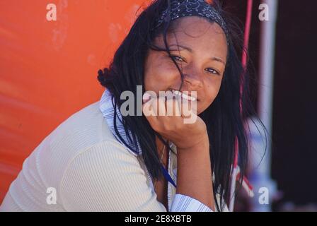 Ritratto di sincera e gentile ragazza teen ispanica latina con occhi di nocciolo e freckles sorridendo ampiamente e sentendosi felice, amichevole posa all'aperto. Foto Stock