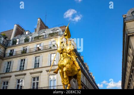 Il bronzo dorato statua di Jeanne d'Arc o Giovanna d Arco da Emmanuel Fremiet nella Place des Pyramides su Rue de Rivoli a Parigi Francia Foto Stock