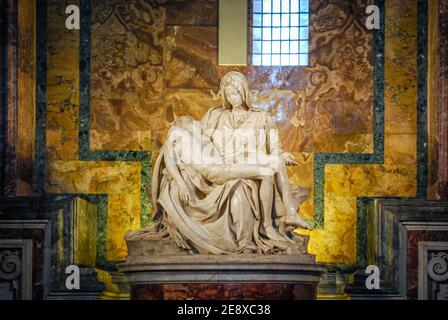 La Pietà di Michelangelo all'interno della Basilica di San Pietro, Vaticano Foto Stock