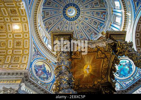 La tettoia del Bernini nella Basilica di San Pietro, Città del Vaticano Foto Stock
