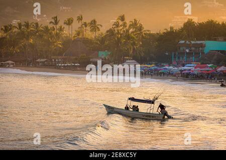 I pescatori sportivi escono dalla baia di Sayulita, Nayarit, Messico all'alba. Foto Stock