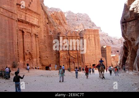 Turisti al monumento del tesoro di petra sito archeologico in Giordania, Asia Foto Stock