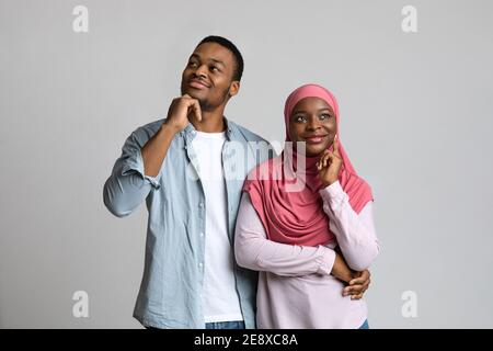 Gli amanti afro-americani sognano qualcosa di grigio Foto Stock