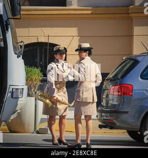 Due emozionanti musicisti ispanici vestiti in uniforme concerto gossiping chiacchierando sulle cose divertenti. Foto Stock