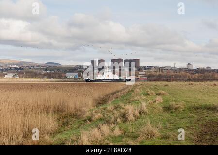 Caledonian Macbrayne auto e traghetto passeggeri MV Coruisk vela Il fiume Clyde verso Glasgow Foto Stock