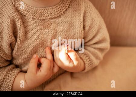 Il bambino gioca con Lucifer match, pericolo in casa. Un bambino piccolo può mettere un fuoco, partite i bambini non sono un giocattolo. È molto pericoloso giocare con il wi Foto Stock