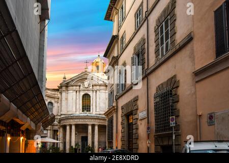 Una tipica strada romana nel ponte quartiere di Roma, Italia, conduce alla chiesa di Santa Maria della Pace, una piccola chiesa vicino Piazza Navona a Roma Italia. Foto Stock