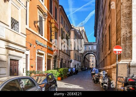 Una stradina acciottolata con passerella nel centro storico di Roma, Italia Foto Stock