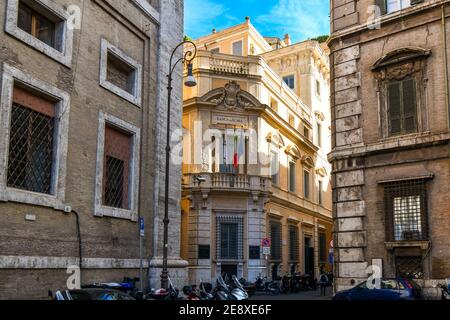 Vista sulla strada del cartello Banca di Roma e balcone Bandiere nel centro storico di Roma Foto Stock