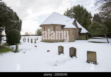 St George’s Chapel, che ha un tetto di paglia, a langham, Langham Lane seguendo la neve alla periferia di Gillingham, North Dorset England UK GB Foto Stock