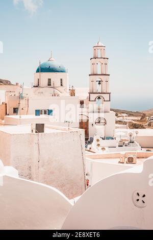 Chiesa ortodossa e Campanile a Pyrgos, Isola di Santorini, Grecia Foto Stock