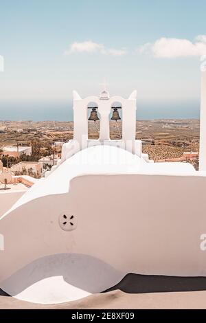 Campanile di una chiesa a Pyrgos, Isola di Santorini, Grecia Foto Stock