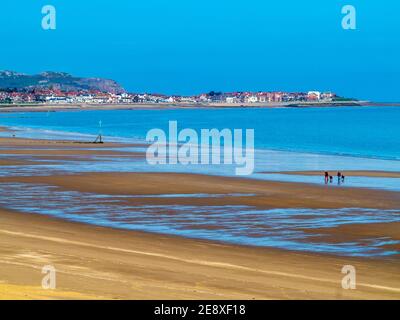 Vista sulla spiaggia di sabbia a bassa marea a Colwyn Bay una popolare località balneare a Conwy North Wales UK Foto Stock