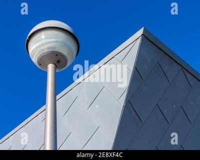 Moderna architettura balneare a Porth Eirias un centro di sport acquatici in Colwyn Bay Conwy North Wales UK che ha aperto nel 2013 Foto Stock