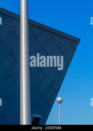 Moderna architettura balneare a Porth Eirias un centro di sport acquatici in Colwyn Bay Conwy North Wales UK che ha aperto nel 2013 Foto Stock