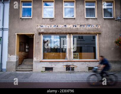 30 luglio 2020, Meclemburgo-Pomerania occidentale, Ueckermünde: Un negozio libero nel centro storico di Ueckermünde. Foto: Jens Büttner/dpa-Zentralbild/ZB Foto Stock