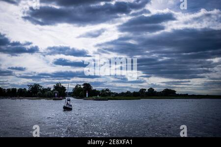 30 luglio 2020, Meclemburgo-Pomerania occidentale, Ueckermünde: Barche a vela sono in corso sulla laguna di Szczecin. Foto: Jens Büttner/dpa-Zentralbild/ZB Foto Stock