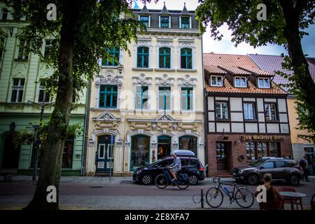 30 luglio 2020, Meclemburgo-Pomerania occidentale, Ueckermünde: Edifici residenziali e commerciali nel centro storico di Ueckermünde. Foto: Jens Büttner/dpa-Zentralbild/ZB Foto Stock