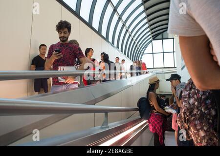 Fiumicino(RM),Regione Lazio,Italia,09/01/2015:passeggeri in attesa di imbarco all'aeroporto di Fiumicino. Foto Stock