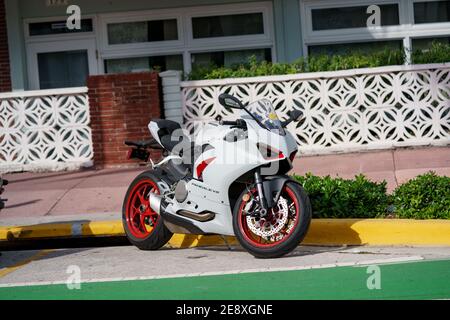 Ducati Panigale V2 Motorcycle bianco con cerchi rossi Foto Stock