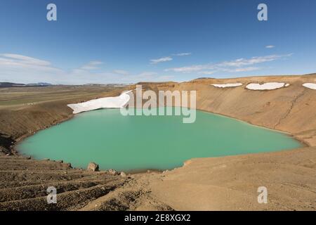 Lago Myvatn all'interno del cratere Víti, parte di Krafla, caldera vulcanica nella zona geotermica di Myvatn in estate, Islanda del Nord Foto Stock