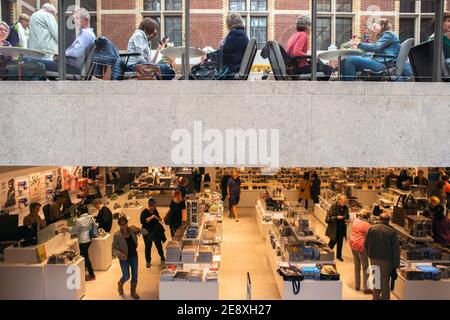 Amsterdam, Olanda: Visitatori nel cortile del Rijksmuseum, in cima al bar del ristorante in fondo alla biblioteca-gadget del museo. Foto Stock