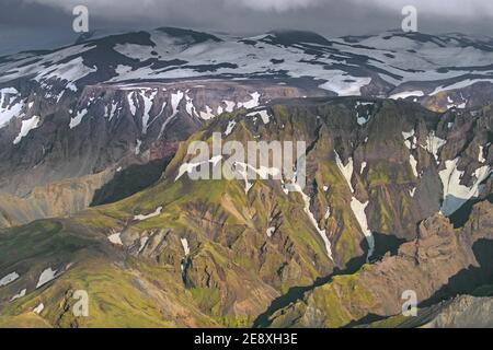 Vista aerea sul crinale di montagna Thorsmork / Þórsmörk / Thorsmoerk in estate nel sud dell'Islanda Foto Stock