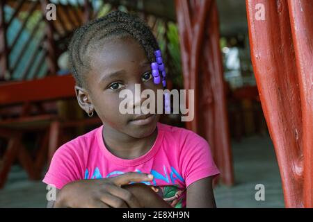 Primo piano ritratto della giovane ragazza afro-surinamese con capelli intrecciati nel Menimi Eco Resort vicino Aurora, Sipalivini District, Suriname / Surinam Foto Stock