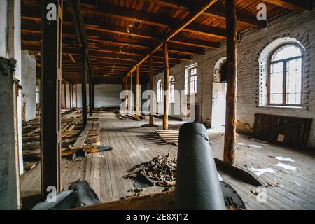 Travi in legno all'interno di un vecchio edificio abbandonato. Foto Stock