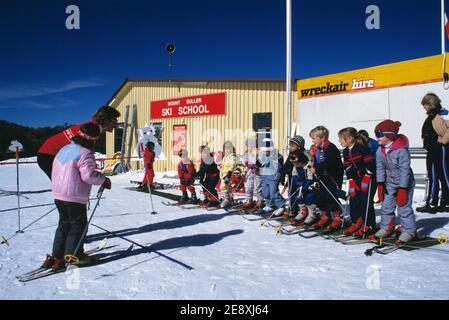 Australia. Victoria. Monte Buller. Scuola di sci. Bambini che imparano a sciare. Foto Stock