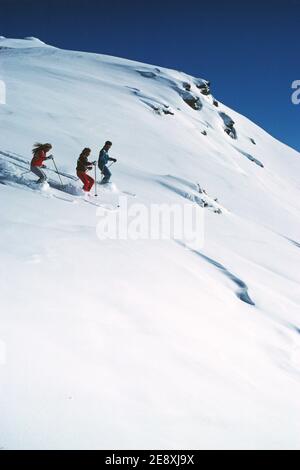 Australia. Tre persone in discesa con neve in polvere. Foto Stock