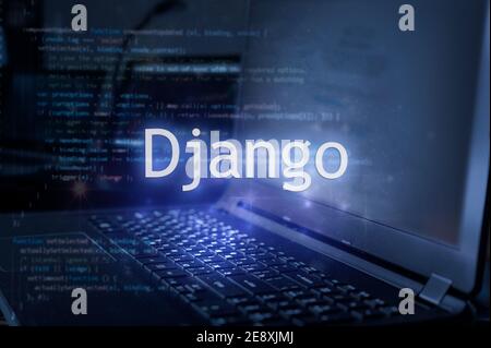 Iscrizione Django su laptop e sfondo codice. Imparare il linguaggio di programmazione django, i corsi di informatica, la formazione. Foto Stock