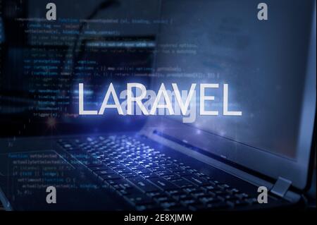 Laravel iscrizione su laptop e sfondo codice. Concetto di tecnologia. Foto Stock